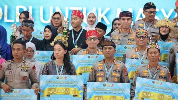 Bidhumas Polda Metro Jaya menorehkan prestasi di Awarding Day Bhayangkara ke-79. (dok. Polda Metro Jaya)