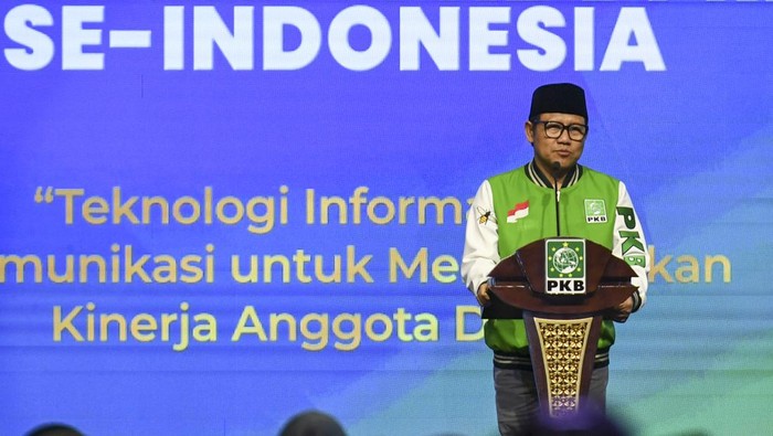 Bimtek anggota fraksi PKB DPRD se-Indonesia Ketua Umum PKB Muhaimin Iskandar memberikan arahan saat bimbingan teknis (Bimtek) anggota Fraksi PKB DPRD seluruh Indonesia di Jakarta, Selasa (22/7/2025). Bimtek yang digelar dalam rangka peringatan Hari Lahir Ke-27 PKB itu mengusung tema Teknologi Informasi dan Komunikasi untuk Meningkatkan Kinerja Anggota DPRD. ANTARA FOTO/Hafidz Mubarak A/tom.
