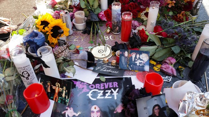 Ozzy Osbourne, vokalis band heavy metal Black Sabbath meninggal dunia pada usia 76 tahun. Para penggemar beri penghormatan.