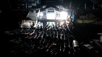Sejumlah warga menonton bioskop terapung dari perahunya di Desa Muara Enggelam, Muara Wis, Kutai Kartanegara, Kalimantan Timur, Selasa (22/7/2025). Program ini digagas oleh Layar Mahakama sebagai alternatif hiburan bagi masyarakat pesisir yang jauh dari bioskop konvensional. (ANTARA FOTO/M Risyal Hidayat)  