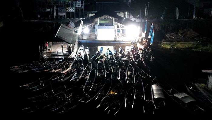 Bioskop Terapung Hadir di 3 Danau Kalimantan Timur Foto udara sejumlah warga menonton bioskop terapung dari perahunya di Desa Muara Enggelam, Muara Wis, Kutai Kartanegara, Kalimantan Timur, Selasa (22/7/2025). Bioskop terapung yang diinisiasi oleh Layar Mahakama berlangsung di tiga danau di Kalimantan Timur yakni Danau Semayang di Desa Sangkuliman, Danau Melintang di Desa Muara Enggelam, dan Danau Jempang di Desa Tanjung Jone itu hadir sebagai alternatif hiburan untuk masyarakat pesisir yang selama ini jauh dari akses bioskop konvensional. ANTARA FOTO/M Risyal Hidayat/tom.