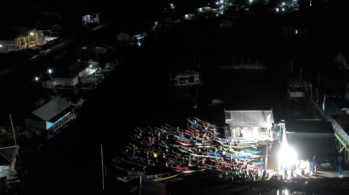 Bioskop Terapung Hadir di 3 Danau Kalimantan Timur Foto udara sejumlah warga menonton bioskop terapung dari perahunya di Desa Muara Enggelam, Muara Wis, Kutai Kartanegara, Kalimantan Timur, Selasa (22/7/2025). Bioskop terapung yang diinisiasi oleh Layar Mahakama berlangsung di tiga danau di Kalimantan Timur yakni Danau Semayang di Desa Sangkuliman, Danau Melintang di Desa Muara Enggelam, dan Danau Jempang di Desa Tanjung Jone itu hadir sebagai alternatif hiburan untuk masyarakat pesisir yang selama ini jauh dari akses bioskop konvensional. ANTARA FOTO/M Risyal Hidayat/tom.