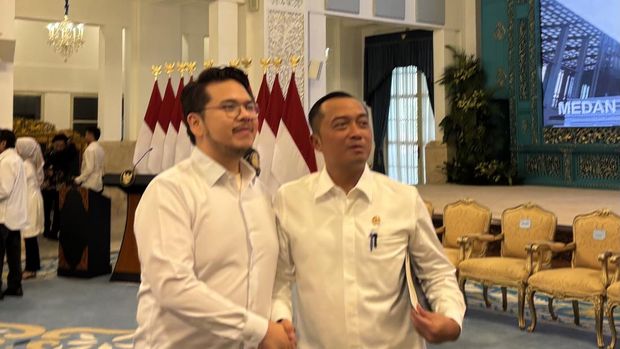 Bram Patria Yoshugi menjadi sosok desainer pemenang sayembara logo HUT ke-80 RI (kiri) (Firda/detikcom)