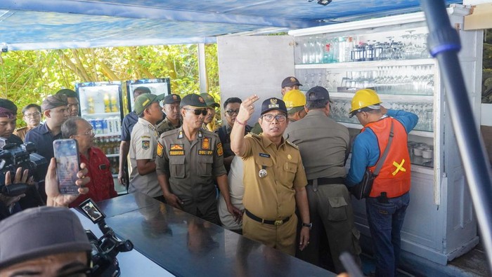 Bupati Badung I Wayan Adi Arnawa memantau penertiban bangunan liar di Pantai Bingin, Pecatu, Kuta Selatan, Senin (21/7/2025). (Foto: Dok. Humas Pemkab Badung)