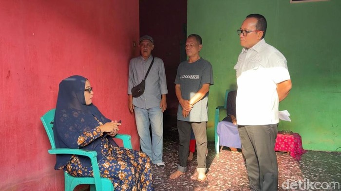 Bupati Kubu Raya Sujiwo mendatangi rumah murid yang rapornya ditahan.
