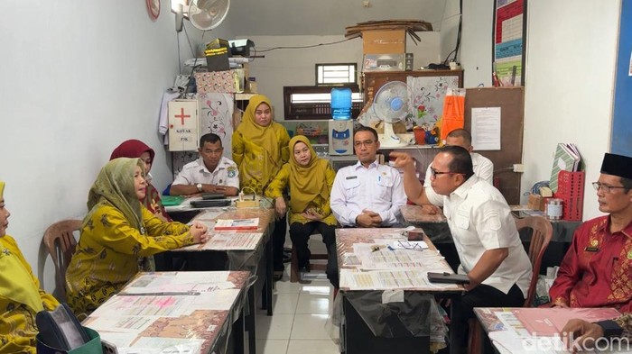 Bupati Kubu Raya Sujiwo emosi saat mendengar penjelasan pihak sekolah yang merekam muridnya menangis karena turun kelas.