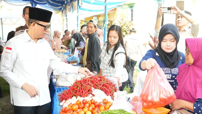 Bupati OKU saat mengecek program gerakan pangan murah.