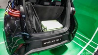 BYD Atto 1 resmi melantai di GIIAS 2025 sebagai mobil listrik mungil terbaru dari pabrikan asal China. Model ini menjadi sorotan di booth BYD tahun ini, kehadirannya pun sudah dinanti-nantikan.