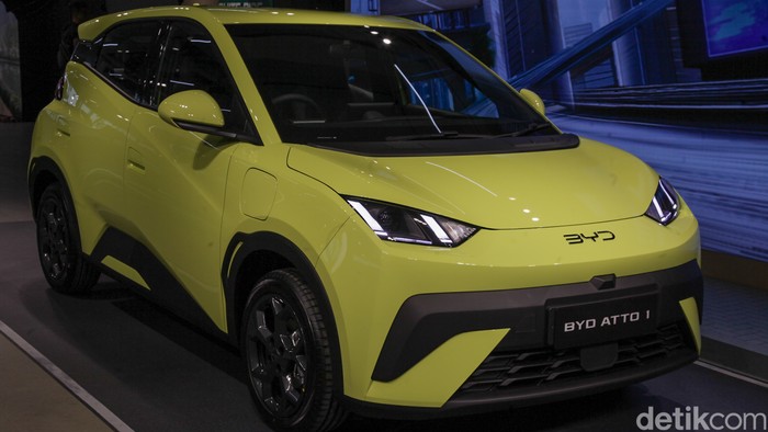 BYD Atto 1 dipamerkan pada peluncurannya di ajang Gaikindo Indonesia International Auto Show (GIIAS) 2025, ICE BSD City, Tangerang, Kamis (24/7/2025).