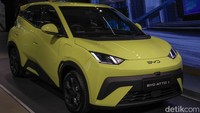 Secara desain, BYD Atto 1 mengusung tampilan hatchback lima pintu modern dengan lampu depan tajam. Sisi samping terlihat aerodinamis dengan pelek alloy two-tone.  