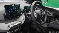 Interior mobil ini dirancang minimalis dengan layar sentuh besar di tengah dasbor. Fitur konektivitas smartphone dan sistem navigasi sudah tersedia.  