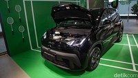 BYD Atto 1 dibekali baterai sekitar 30 kWh dengan jarak tempuh hingga 300 km sekali pengisian. Peluncurannya di GIIAS 2025 menambah alternatif EV terjangkau di Indonesia.  