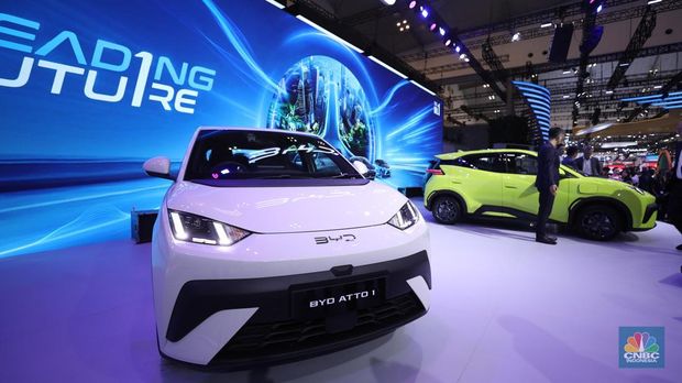 BYD memperkenalkan kendaraan barunya BYD Atto 1 di Internasional Auto Show (GIIAS) 2025 DI Tangerang, Banten, Rabu (23/7/2025). (CNBC Indonesia/Tri Susilo)