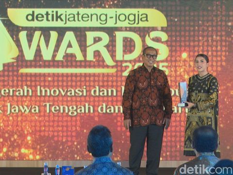 CEO detik network, Abdul Aziz, menyerahkan penghargaan kepada Wakil Bupati Kudus, Bellinda Birton, di detikJateng-Jogja Awards 2025, Semarang, Rabu (23/7/2025) malam.