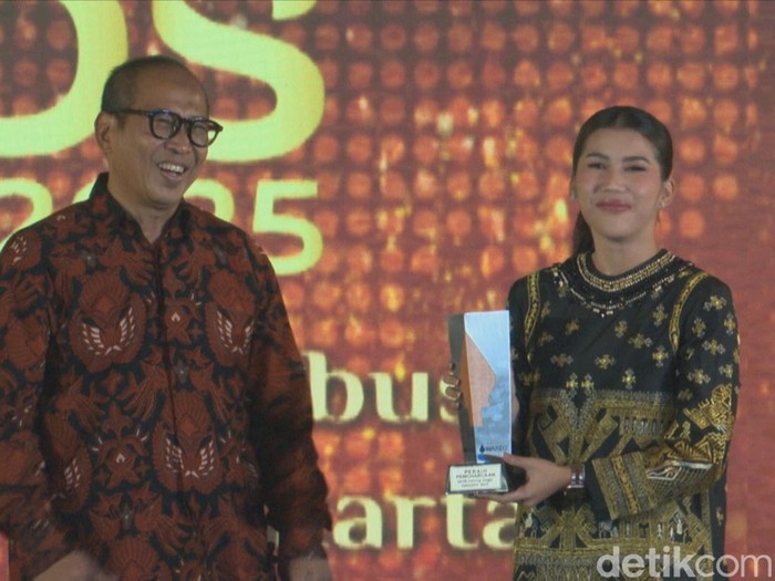CEO detik network, Abdul Aziz, menyerahkan penghargaan kepada Wakil Bupati Kudus, Bellinda Birton, di detikJateng-Jogja Awards 2025, Semarang, Rabu (23/7/2025) malam.