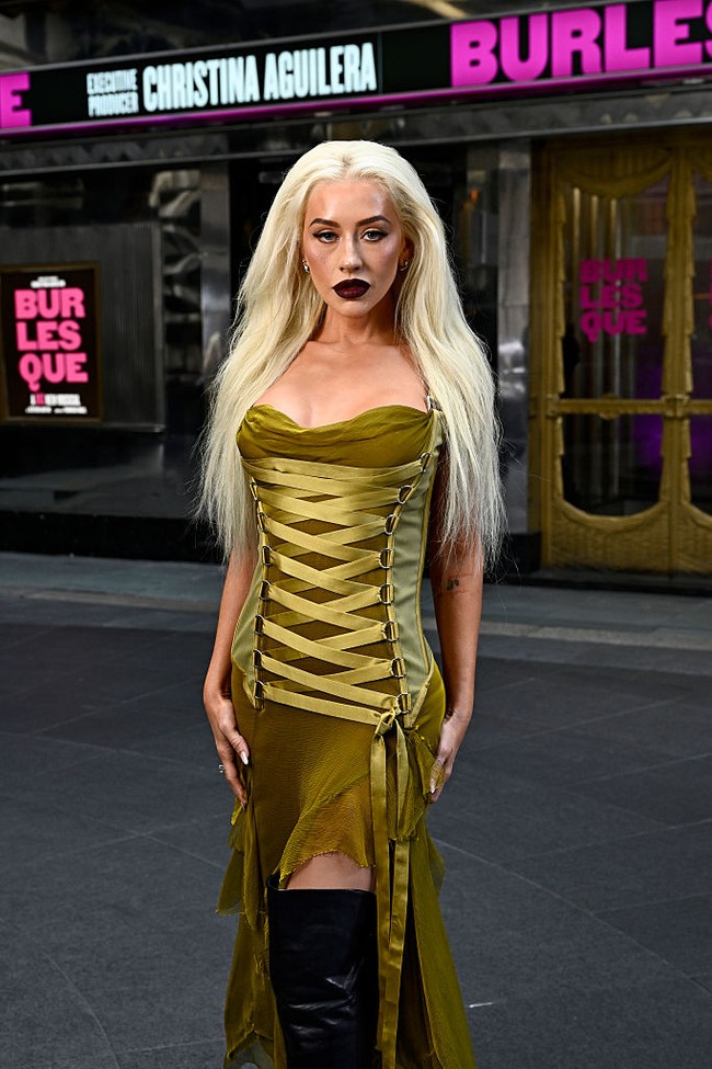Christina Aguilera tampil manglingi setelah 22 tahun memakai gaun yang sama dari Versace. Kali ini Aguilera menampilkan gaya gothic dan bold. Sementara saat memakai gaun tersebut 22 tahun silam, dia tampil dengan makeup minimalis. Foto: Gareth Cattermole/Getty Images/Gareth Cattermole