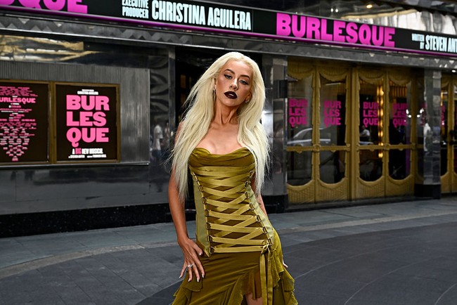Burlesque: The Musical di West End merupakan pentas teater yang diadaptasi dari film Christina Aguilera dan Cher yang rilis pada 2010. Pada versi teaternya, penyanyi 44 tahun ini bertanggungjawab untuk musik dan lirik yang dipentaskan. Foto: Gareth Cattermole/Getty Images/Gareth Cattermole