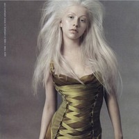 Ini penampilan Christina Aguilera saat pertamakali memakai gaun korset hijau Versace. Gaun yang berasal dari koleksi Fall/Winter 2003 Versace itu dipakainya untuk pemotretan dengan Steve Meisel, 22 tahun silam. Foto: Dok. Versace