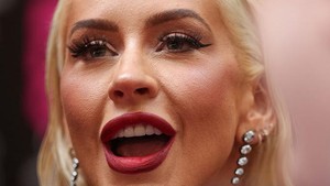 Christina Aguilera tampil dalam balutan minidress hitam bergaya bondage yang penuh tali menyilang dari tubuh hingga lengannya. Bahkan, outfit-nya ini memperlihatkan bra dan underwear yang sengaja ditampilkan sebagai bagian dari look edgy-nya. Foto: Getty Images/Shane Anthony Sinclair