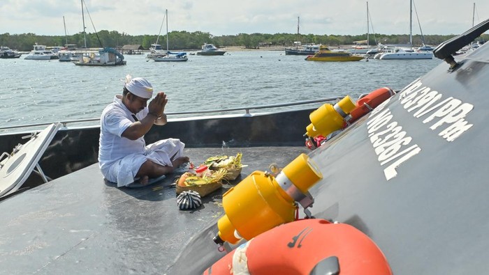 Cuma 2,5 Jam! Rute BanyuwangiβDenpasar Kini Bisa Naik Kapal Cepat Kapal cepat Express Bahari 1F mengangkut penumpang saat pelayaran perdana di kawasan perairan Serangan, Denpasar, Bali, Rabu (23/7/2025). Kapal cepat rute Banyuwangi, Jawa Timur-Denpasar, Bali itu mulai beroperasi dengan durasi pelayaran sekitar 2,5 jam sebagai alternatif transportasi baru bagi warga dan wisatawan di kedua wilayah. ANTARA FOTO/Fikri Yusuf