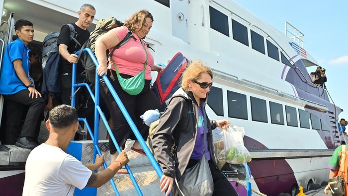 Kapal cepat Express Bahari 1F mengangkut penumpang saat pelayaran perdana di kawasan perairan Serangan, Denpasar, Bali, Rabu (23/7/2025). Kapal cepat rute Banyuwangi, Jawa Timur-Denpasar, Bali itu mulai beroperasi dengan durasi pelayaran sekitar 2,5 jam sebagai alternatif transportasi baru bagi warga dan wisatawan di kedua wilayah. ANTARA FOTO/Fikri Yusuf