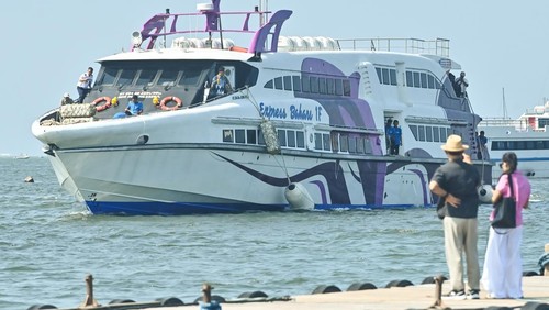 Kapal cepat Express Bahari 1F mengangkut penumpang saat pelayaran perdana di kawasan perairan Serangan, Denpasar, Bali, Rabu (23/7/2025). Kapal cepat rute Banyuwangi, Jawa Timur-Denpasar, Bali itu mulai beroperasi dengan durasi pelayaran sekitar 2,5 jam sebagai alternatif transportasi baru bagi warga dan wisatawan di kedua wilayah. ANTARA FOTO/Fikri Yusuf