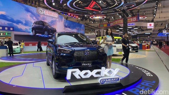 Daihatsu Rocky Hybrid meluncur di Indonesia dipamerkan pada ajang GIIAS 2025