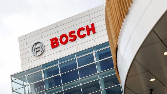 Bosch akan memangkas 1.100 karyawan di pabrik Reutlingen hingga 2029. Langkah ini diambil akibat lesunya pasar otomotif dan fokus baru ke semikonduktor.