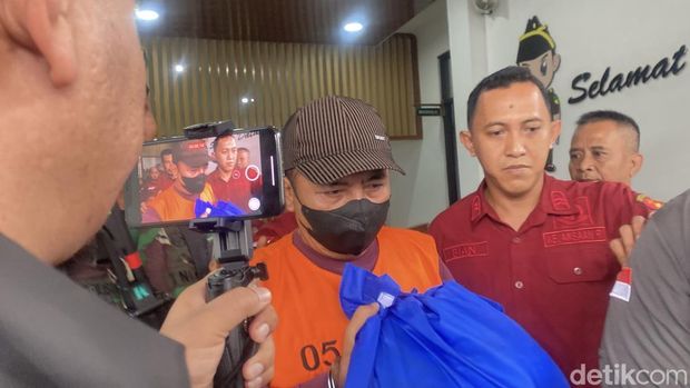 Dandan, tersangka keempat kasus korupsi perawatan truk sampah di DLH Kabupaten Sukabumi.