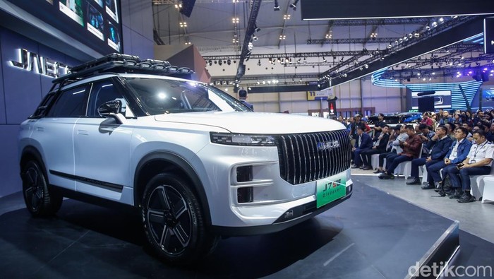 Mobil Jaecoo J7 AWD dan J7 SHS diperkenalkan saat ajang GIIAS 2025, di ICE BSD, Tangerang, Rabu (23/7/2025).