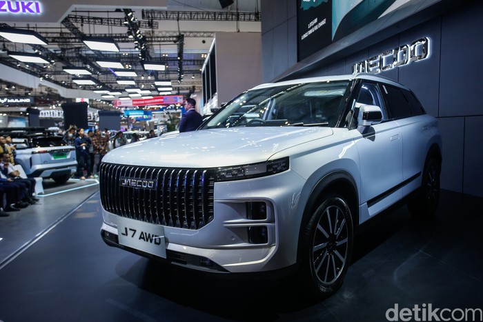 Mobil Jaecoo J7 AWD dan J7 SHS diperkenalkan saat ajang GIIAS 2025, di ICE BSD, Tangerang, Rabu (23/7/2025).
