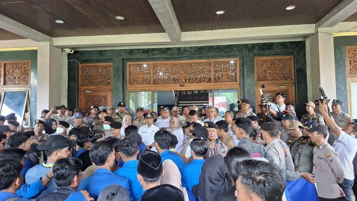 Massa mahaasiswa di Bangkalan demo bupati terkait tenaga kerja harian (THL) fiktif