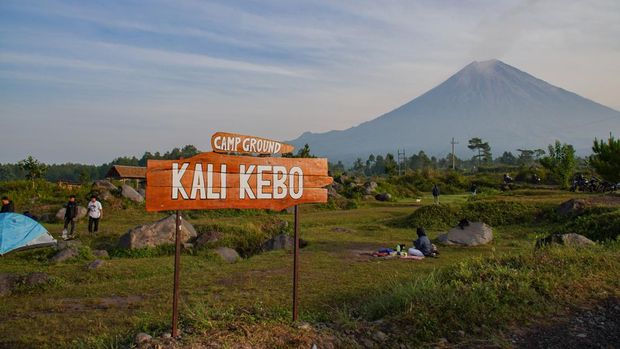 Wisatawan melintasi kubangan air menggunakan mobil jip saat mengunjungi Desa Wisata Sumberurip, Kecamatan Pronojiwo, Lumajang, Jawa Timur, Rabu (23/7/2025). Desa di kaki Gunung Semeru yang memiliki sejumlah potensi wisata dengan perpaduan pemandangan alam dan gunung tersebut dimanfaatkan oleh warga setempat untuk memberikan paket perjalanan wisata seperti  jelajah desa dan susur aliran sungai menggunakan jip, lokasi berkemah, agrowisata juga sajian hidangan kuliner khas setempat. ANTARA FOTO/Irfan Sumanjaya