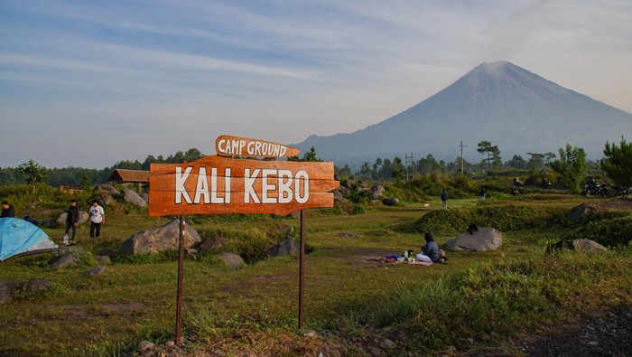 Desa Sumberurip Lumajang Tawarkan Wisata Alam Kaki Semeru nan Eksotis Wisatawan melintasi kubangan air menggunakan mobil jip saat mengunjungi Desa Wisata Sumberurip, Kecamatan Pronojiwo, Lumajang, Jawa Timur, Rabu (23/7/2025). Desa di kaki Gunung Semeru yang memiliki sejumlah potensi wisata dengan perpaduan pemandangan alam dan gunung tersebut dimanfaatkan oleh warga setempat untuk memberikan paket perjalanan wisata seperti jelajah desa dan susur aliran sungai menggunakan jip, lokasi berkemah, agrowisata juga sajian hidangan kuliner khas setempat. ANTARA FOTO/Irfan Sumanjaya