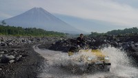 Salah satu daya tarik utama adalah Kali Kebo, sebuah aliran sungai alami yang menjadi lokasi favorit untuk susur sungai menggunakan mobil jip. Aktivitas offroad ini memberikan sensasi petualangan seru melintasi medan berbatu, kubangan air, hingga jalur-jalur ekstrem yang memacu adrenalin. Dengan suasana yang masih asri dan keramahan warga, Sumberurip menjadi pilihan tepat bagi wisatawan yang ingin melepas penat sekaligus menyatu dengan alam di kaki Semeru. ANTARA FOTO /Irfan Sumanjaya