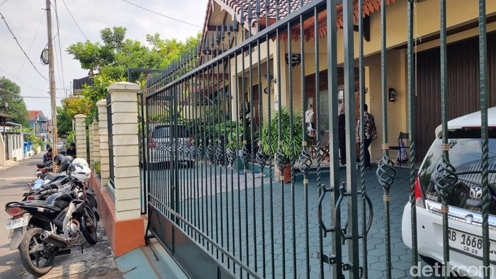 Penampakan rumah keluarga Arya Daru, diplomat muda yang tewas misterius, di Jomblang, Banguntapan, Bantul, saat didatangi Komnas HAM, Rabu (23/7/2025).