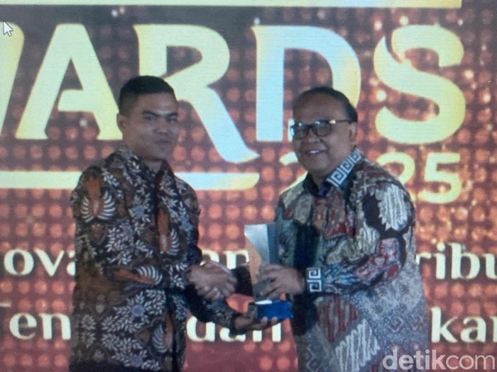 Direktur Transmedia, Latif Harnoko, menyerahkan penghargaan kepada CEO HS Rokok, Muhammad Suryo di Gedung Gradhika Bhakti Praja Kantor Gubernur Jawa Tengah, Semarang, Rabu (23/7/2025) malam.
