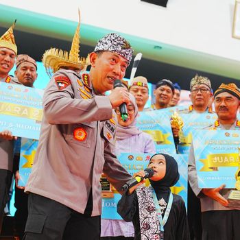Dongeng 'Polisi Sahabat Anak' yang dibawakan anak TK bernama Hafiza (6) begitu memukau Kapolri dan para tamu undangan yang hadir. (dok Polri)