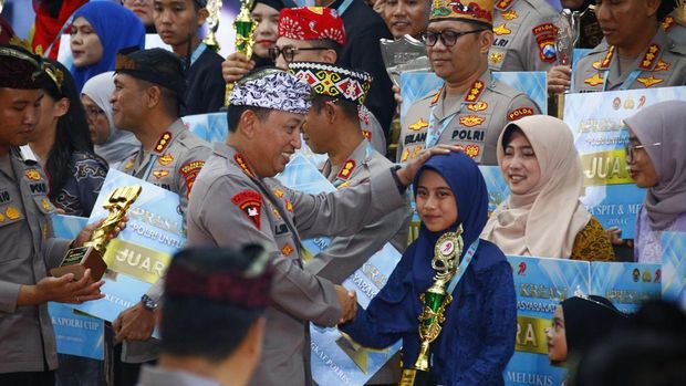 Dongeng 'Polisi Sahabat Anak' yang dibawakan anak TK bernama Hafiza (6) begitu memukau Kapolri dan para tamu undangan yang hadir. (dok Polri)