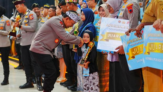 Dongeng 'Polisi Sahabat Anak' yang dibawakan anak TK bernama Hafiza (6) begitu memukau Kapolri dan para tamu undangan yang hadir. (dok Polri)
