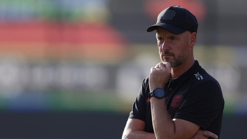 Soccer Football - Pre-Season Friendly - Bayer Leverkusen v Flamengo U-20 - Estadio Jose Bastos Padilha, Rio de Janeiro, Brazil - July 18, 2025 Bayer Leverkusen coach Erik ten Hag looks on REUTERS/Ricardo Moraes