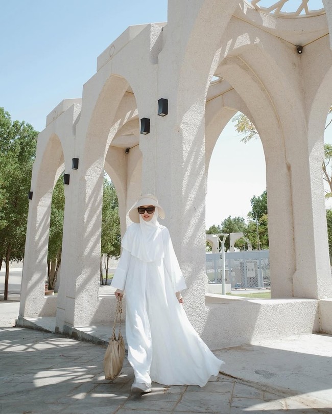 Anissa Aziza tampil memakai dress dan hijab serba putih. Ia tak henti mengucapkan rasa syukur bisa menjalani ibadah umrah.  Foto: Dok. Instagram @anissaaziza.