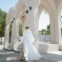 Anissa Aziza tampil memakai dress dan hijab serba putih. Ia tak henti mengucapkan rasa syukur bisa menjalani ibadah umrah.  Foto: Dok. Instagram @anissaaziza.