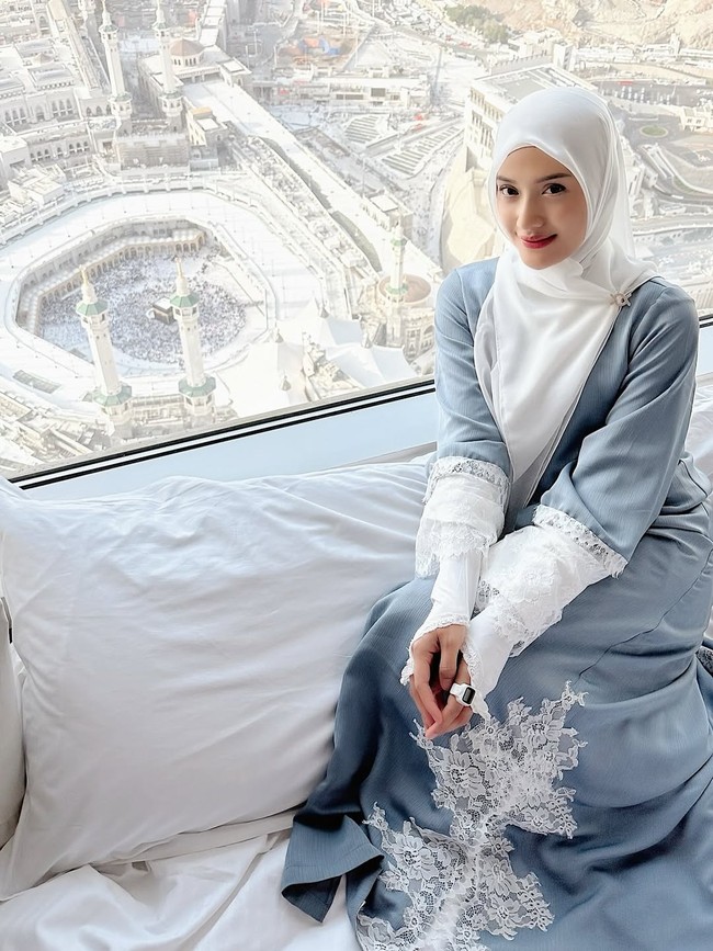 Kecantikannya semakin terlihat saat menggunakan hijab segi empat putih yang dibentuk syari menutupi bagian dada. Ia menginap tak jauh dari Madjidil Haram sehingga bisa menikmati keindahan Kabah dari ketinggian. Foto: Dok. Instagram @anissaaziza