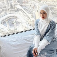 Kecantikannya semakin terlihat saat menggunakan hijab segi empat putih yang dibentuk syari menutupi bagian dada. Ia menginap tak jauh dari Madjidil Haram sehingga bisa menikmati keindahan Kabah dari ketinggian. Foto: Dok. Instagram @anissaaziza
