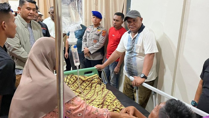 Kapolres Aceh Timur AKBP Irwan menjenguk ABK kapal yang dirawat di rumah sakit. (dok Polres Aceh Timur)