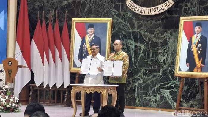 Gubernur DKI Jakarta Pramono Anung menekan MoU dengan PPATK dan LPSK