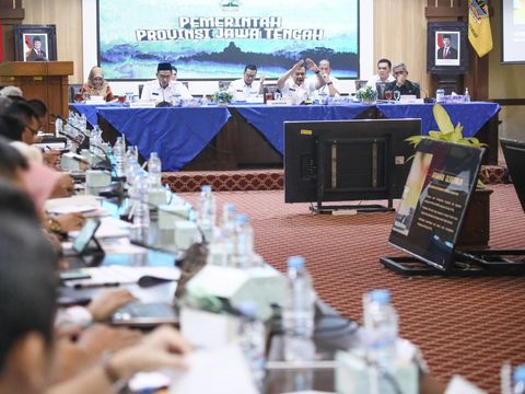 Gubernur Jateng, Ahmad Luthfi, saat menghadiri Rakor POK Triwulan II di Gedung B lantai 5, Gubernuran, Semarang, Rabu (23/7/2025).