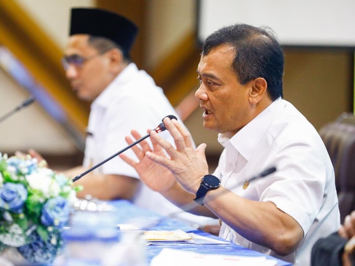Gubernur Jateng, Ahmad Luthfi, saat menghadiri Rakor POK Triwulan II di Gedung B lantai 5, Gubernuran, Semarang, Rabu (23/7/2025).