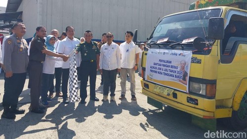 Gubernur NTB Lalu Muhamad Iqbal bersama Kepala Divisi Regional (Kadivre) Bulog NTB, Sri Muniati saat melepas bantuan beras PBP di Mataram, Rabu (23/7/2025). (Ahmad Viqi/detikBali).